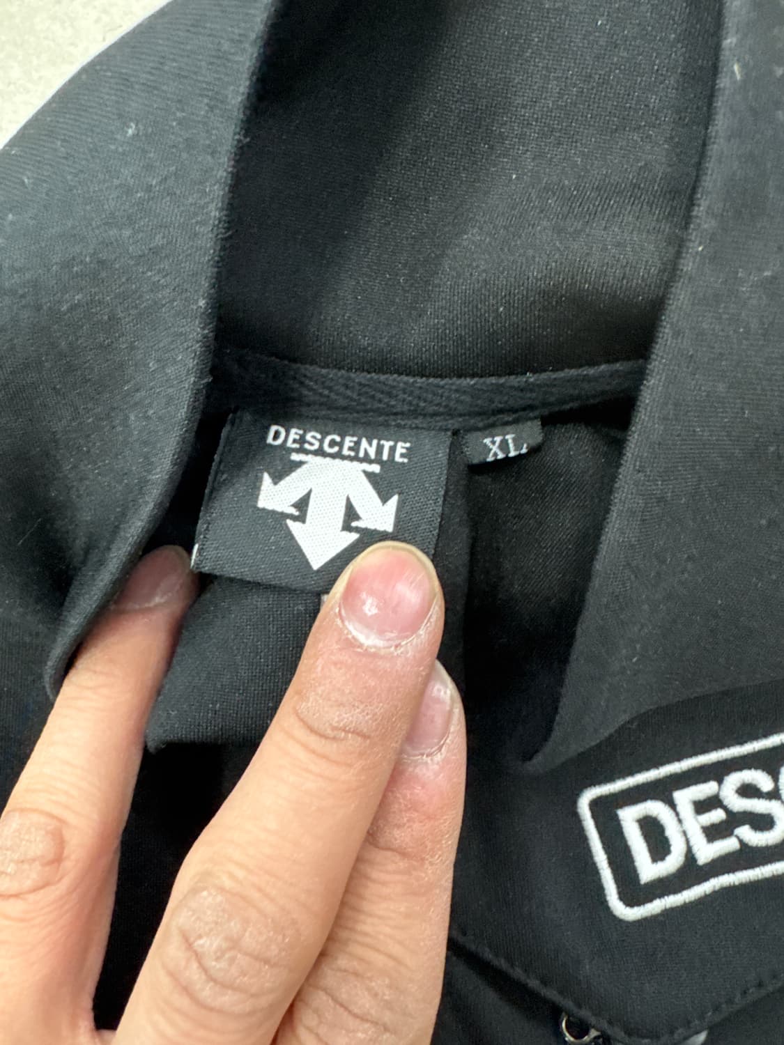 데상트 집업 블랙 XL 상품이미지5