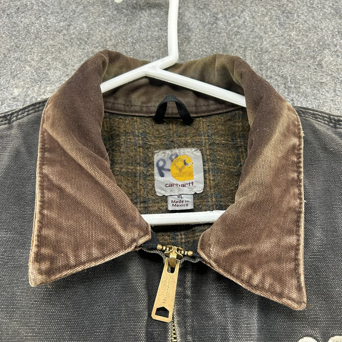 칼하트 J97 디트로이트 코스모 스페셜티파이버스 1년 무재해 기념 자켓  상품이미지2