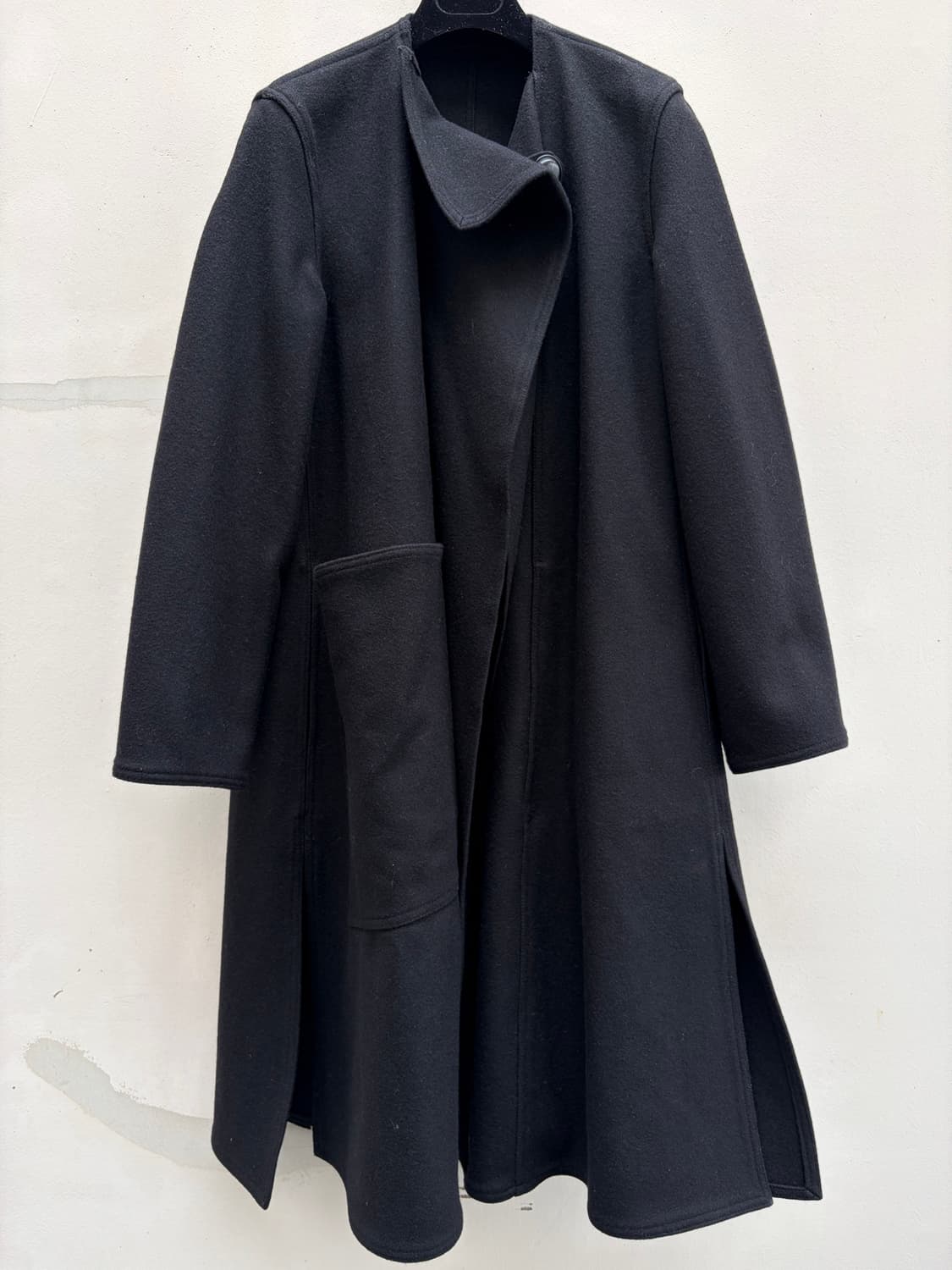 르메르 울 랩오버 블랙 LEMAIRE Wool Wrapover Coat 상품이미지2