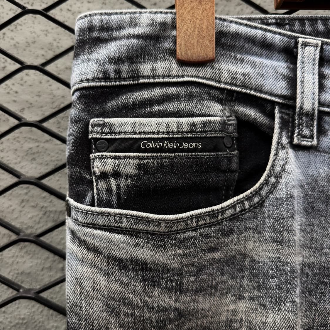 캘빈클라인 위싱 데님 팬츠 미드라이즈 화이트 브러싱 백포켓 로고 디테일 상품이미지6