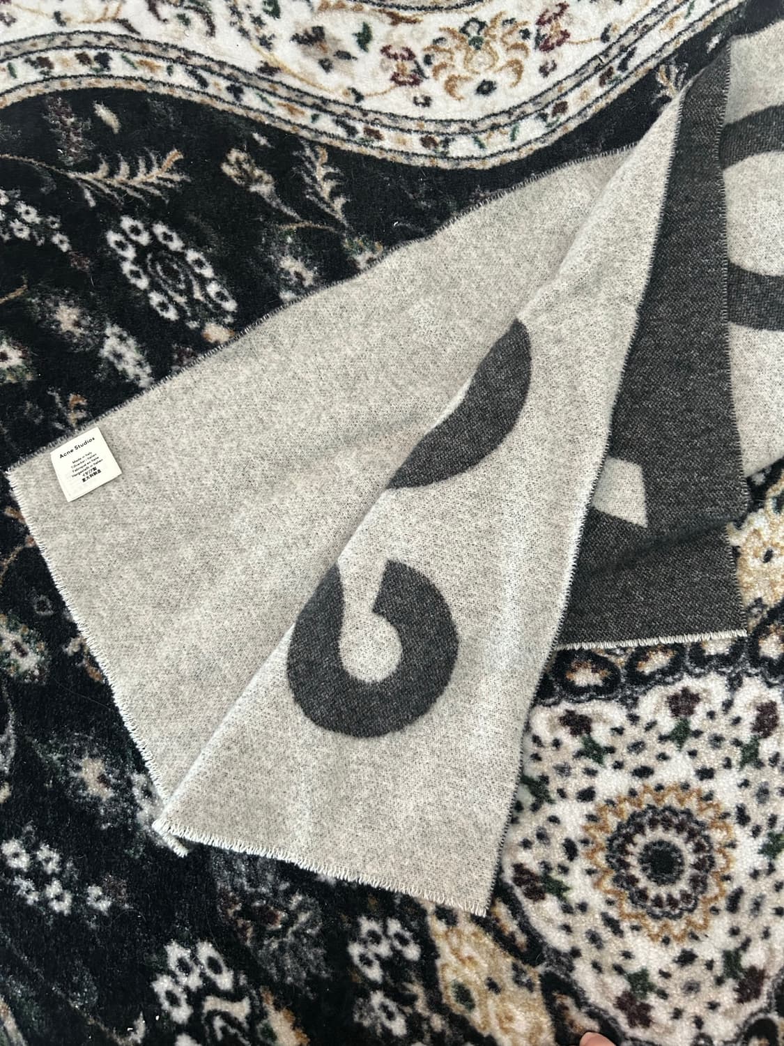 아크네 스튜디오 로고 자카드 머플러 블랙 상품이미지2