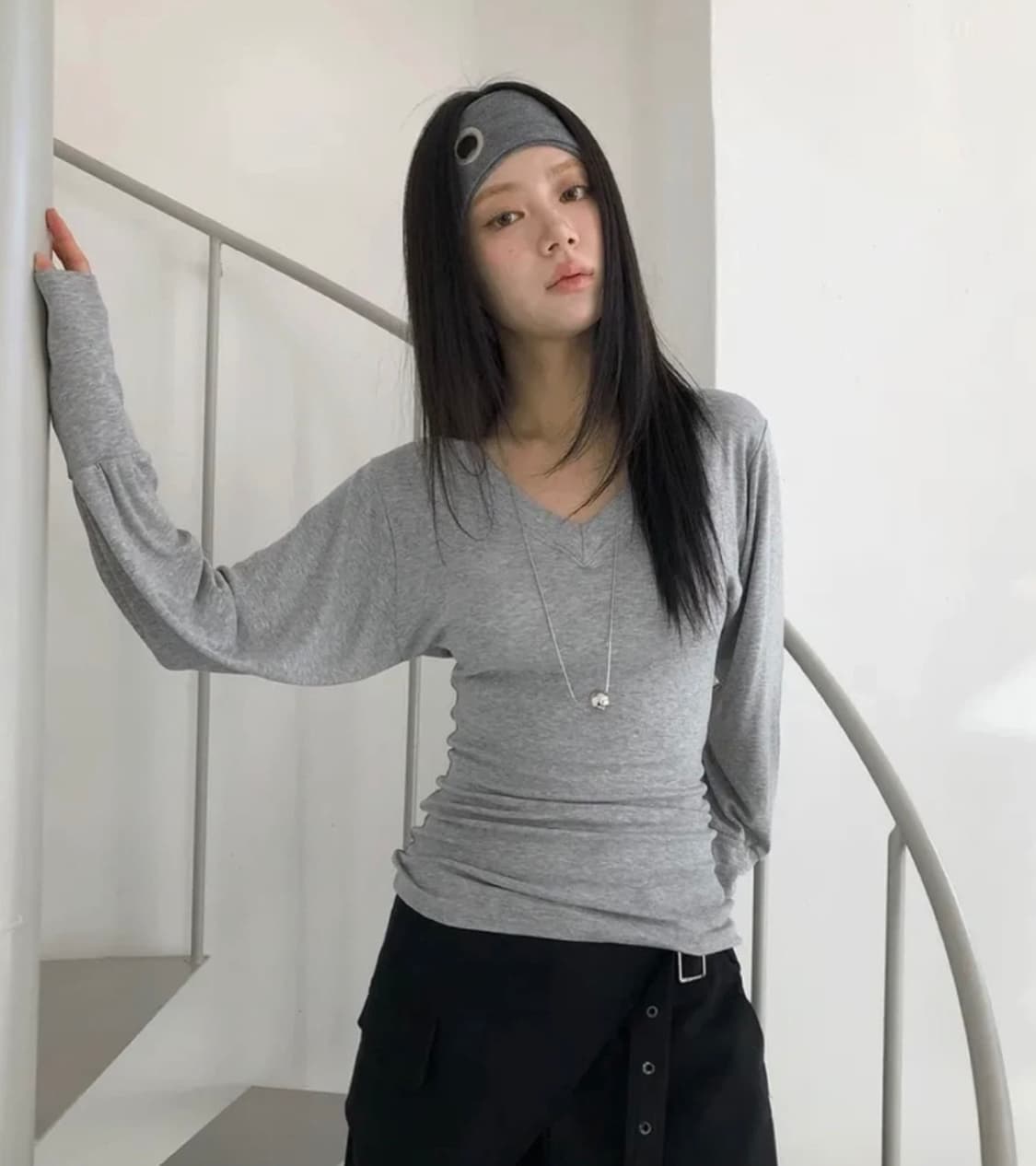 서울베이스드 워머 브이넥 티 블랙 상품이미지4