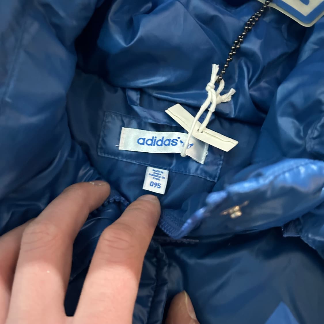 아디다스(ADIDAS)유광 블루 여성 숏패딩 상품이미지4