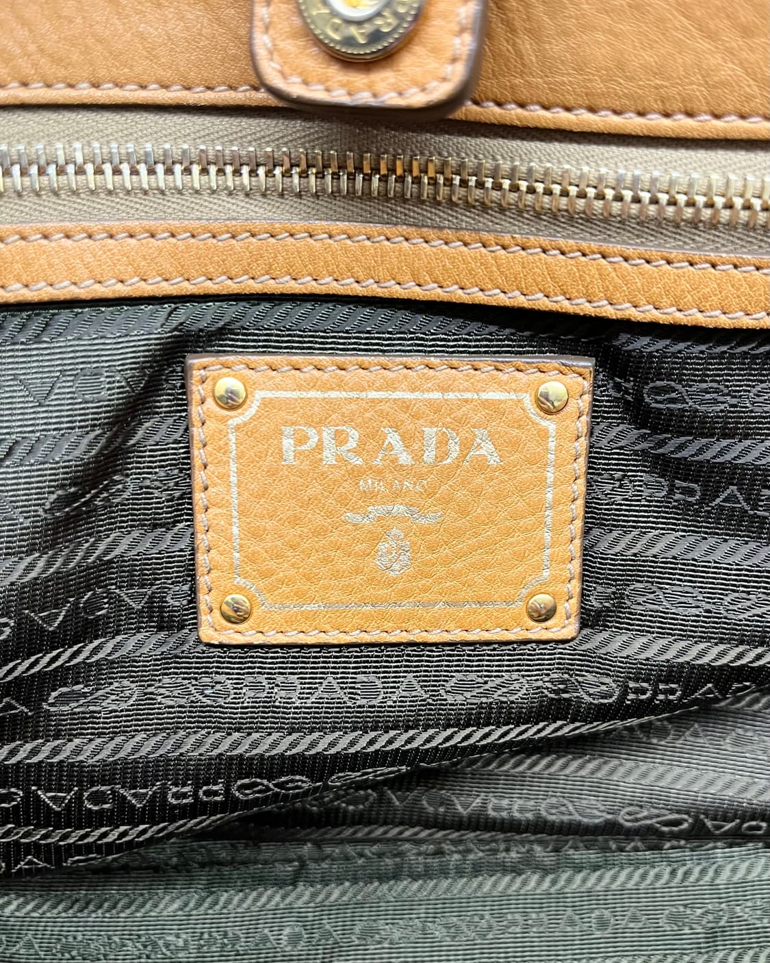 프라다 비텔로 다이노 레더 오픈 토트백 상품이미지8