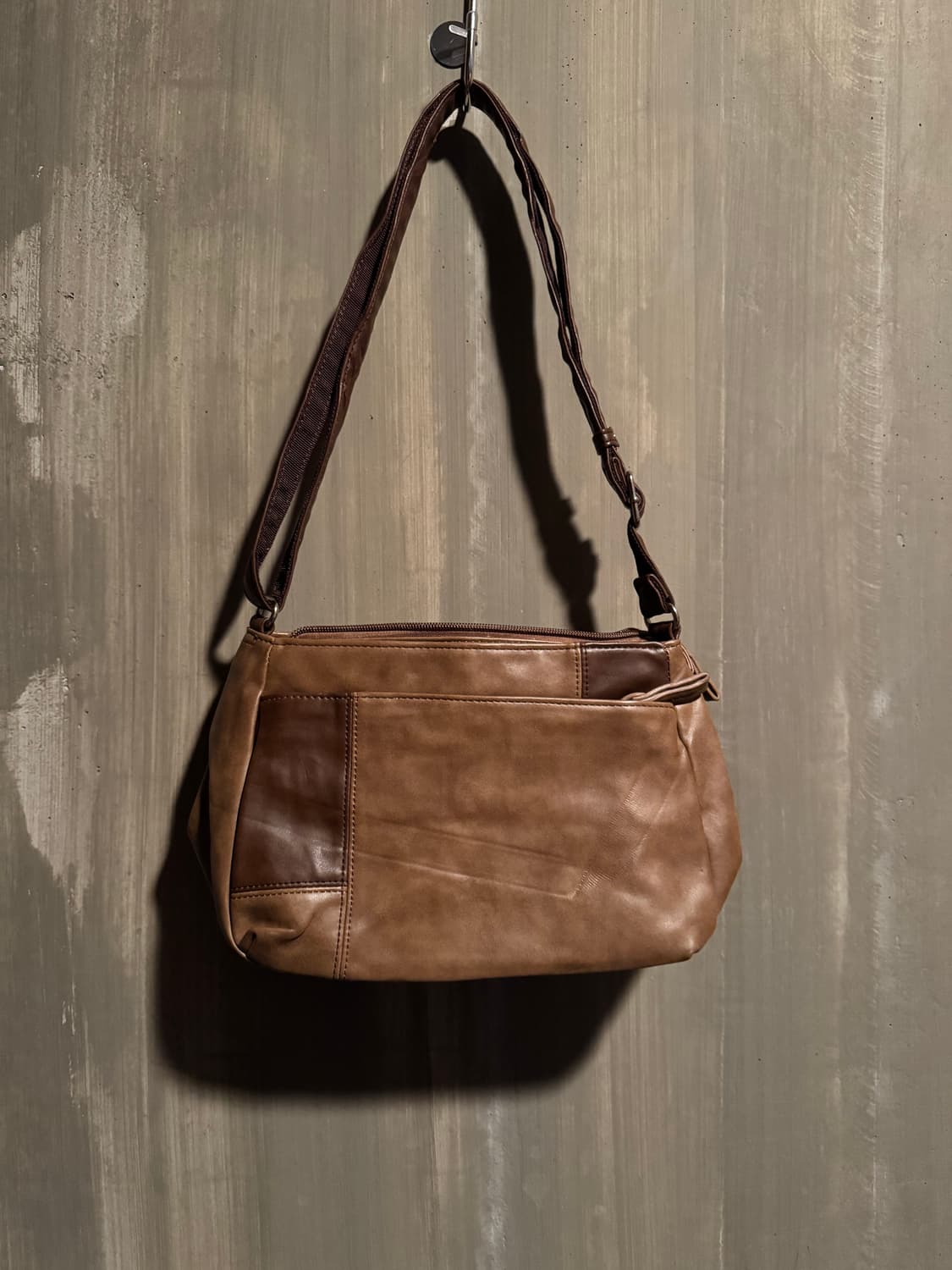 Brown leather handbag 상품이미지1