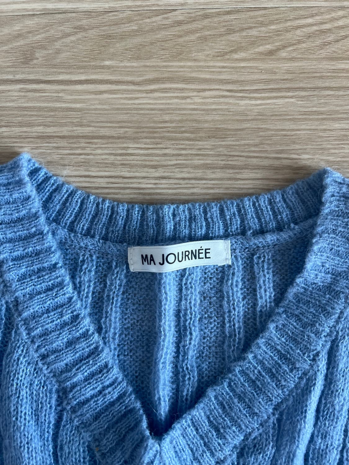 마조네(MA JOURNEE) 시어 브이넥 니트 상품이미지3