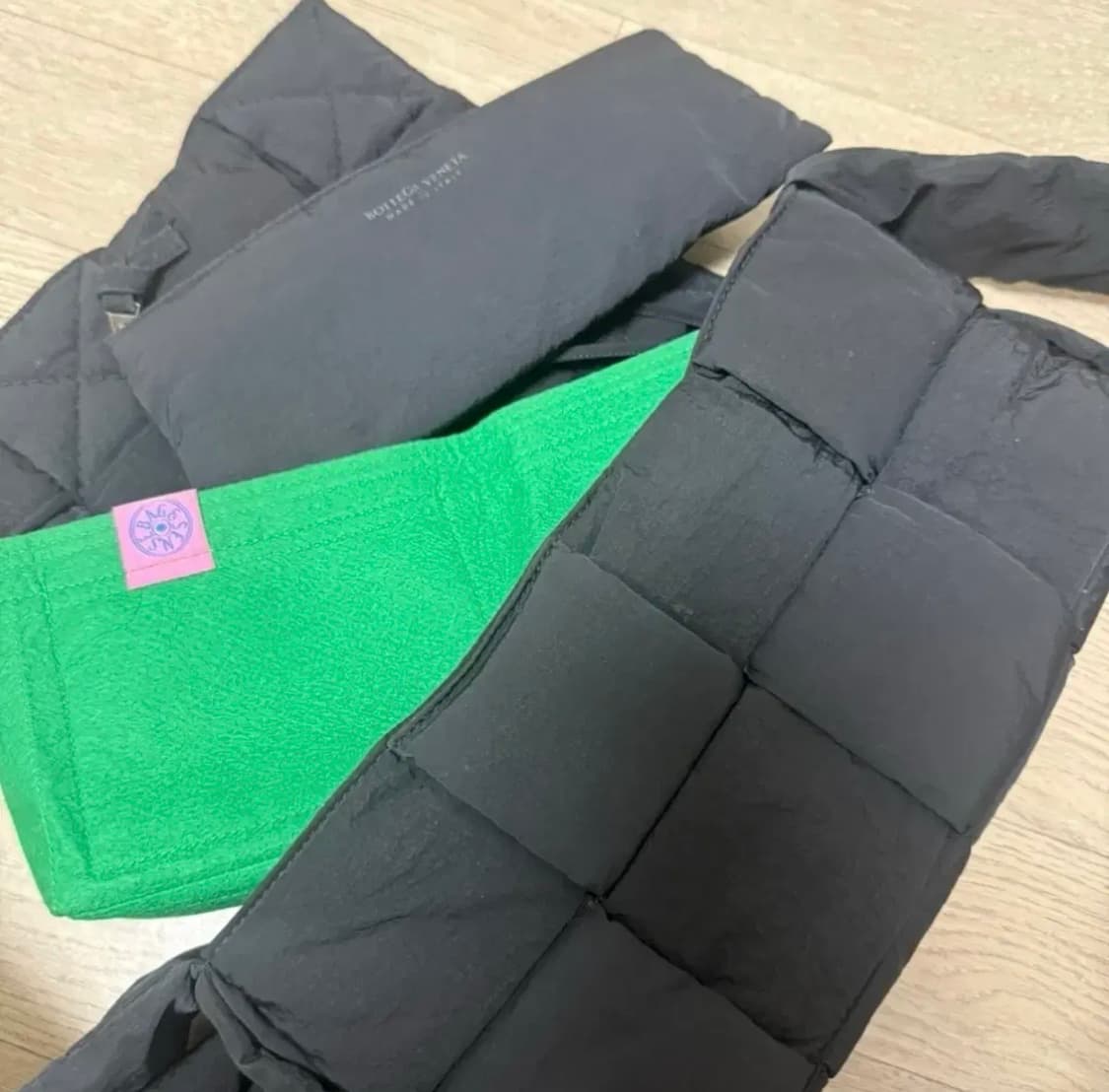 보테가 베네타 패딩 테크 카세트백 블랙 상품이미지2