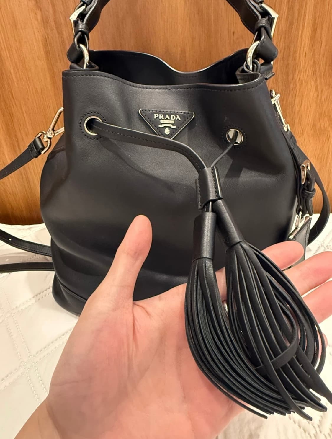 프라다 BR5069 블랙 레더 버킷 테슬 토트백 상품이미지5