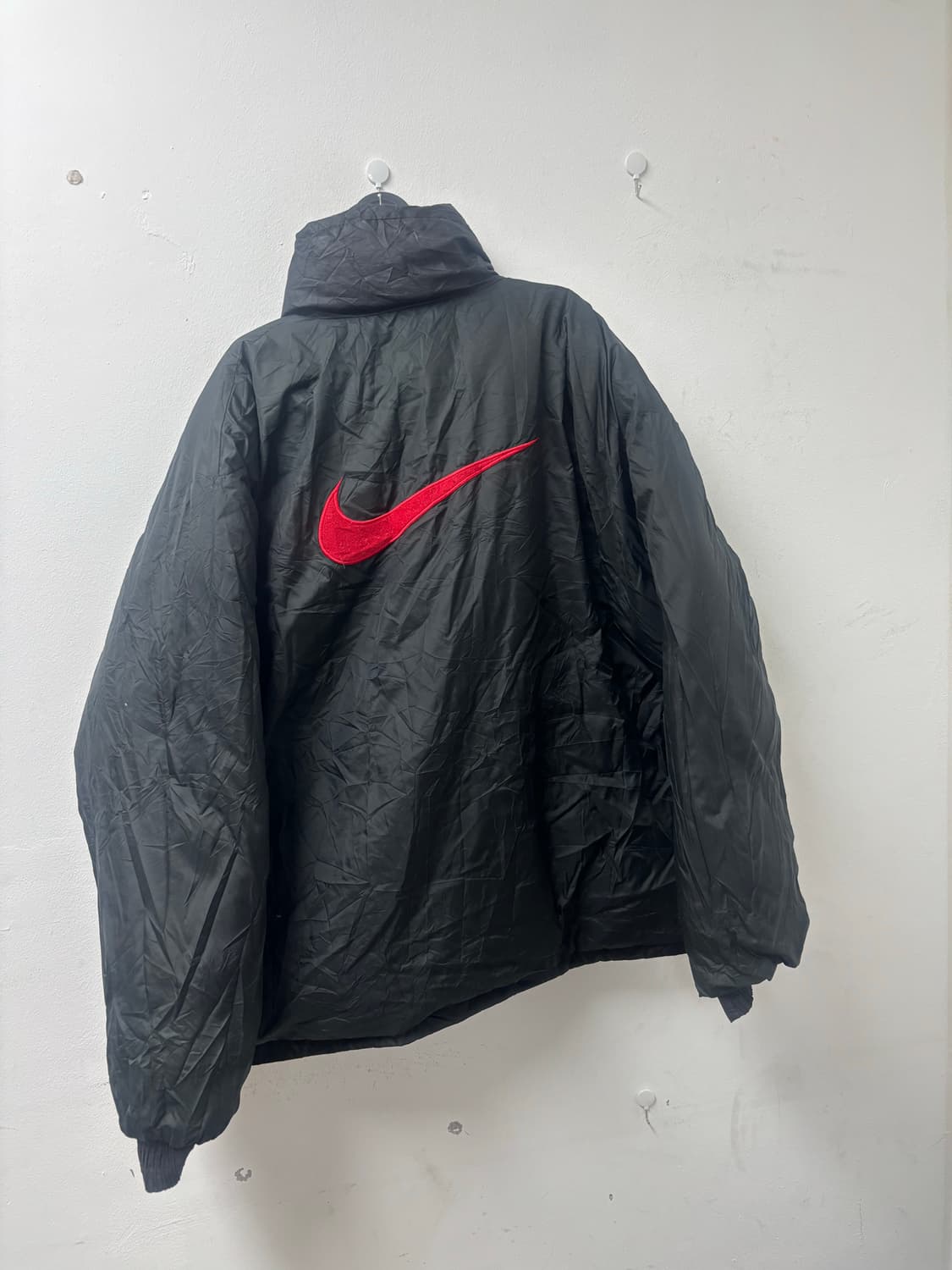 나이키 레드 스우시 리버시블 오버핏 블랙 패딩 상품이미지1