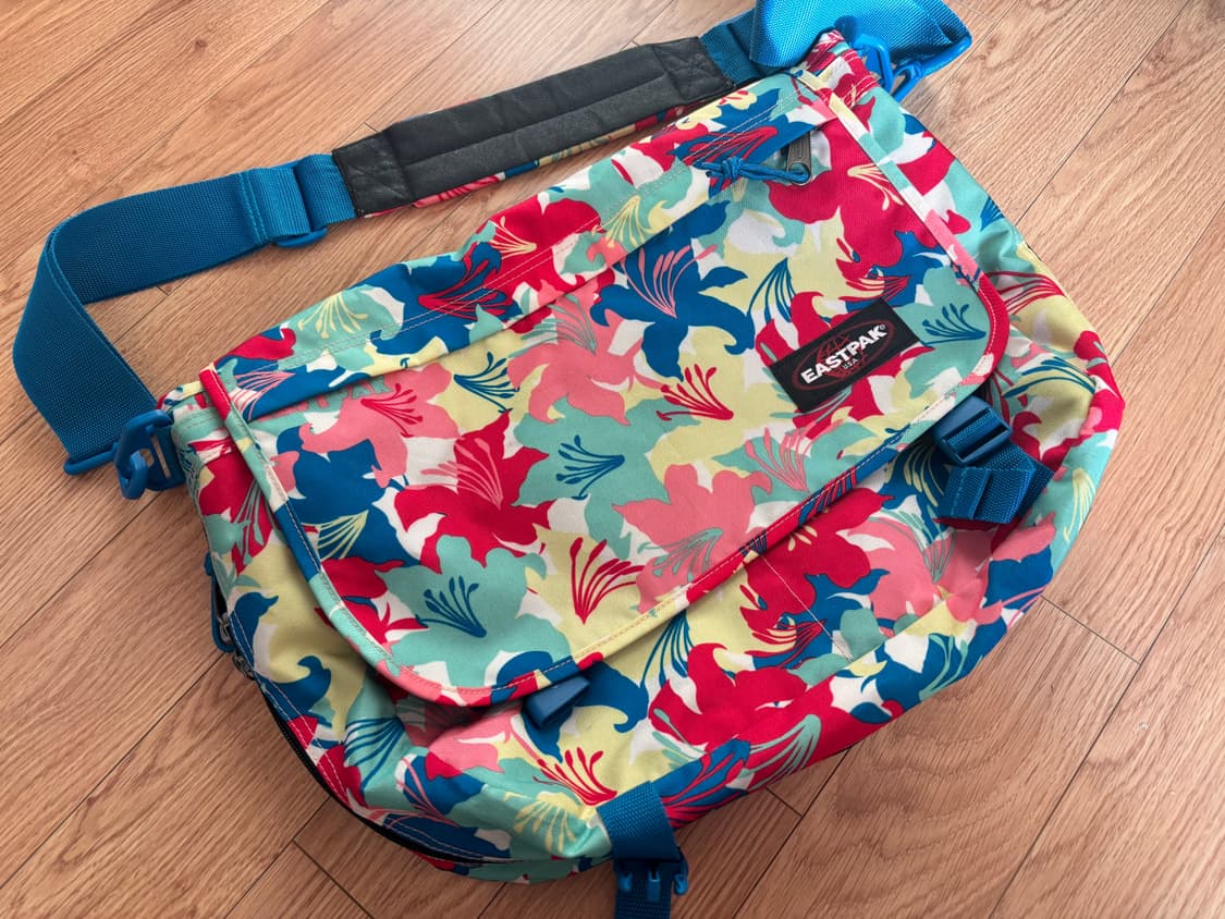 이스트팩 크로스백 상품이미지1