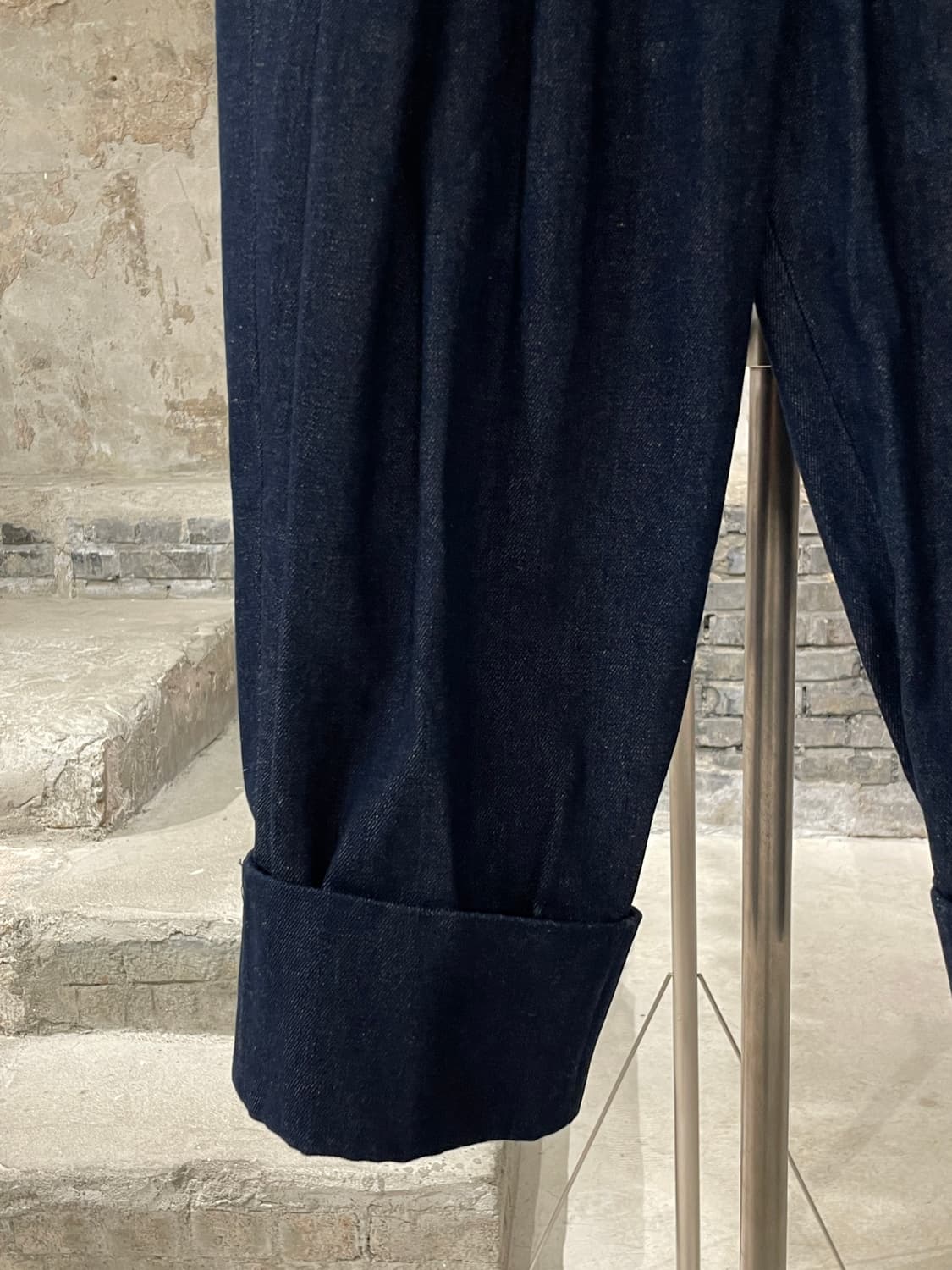 jw앤더슨 진청 폴드 헴 게더 배기핏 데님 팬츠 상품이미지4