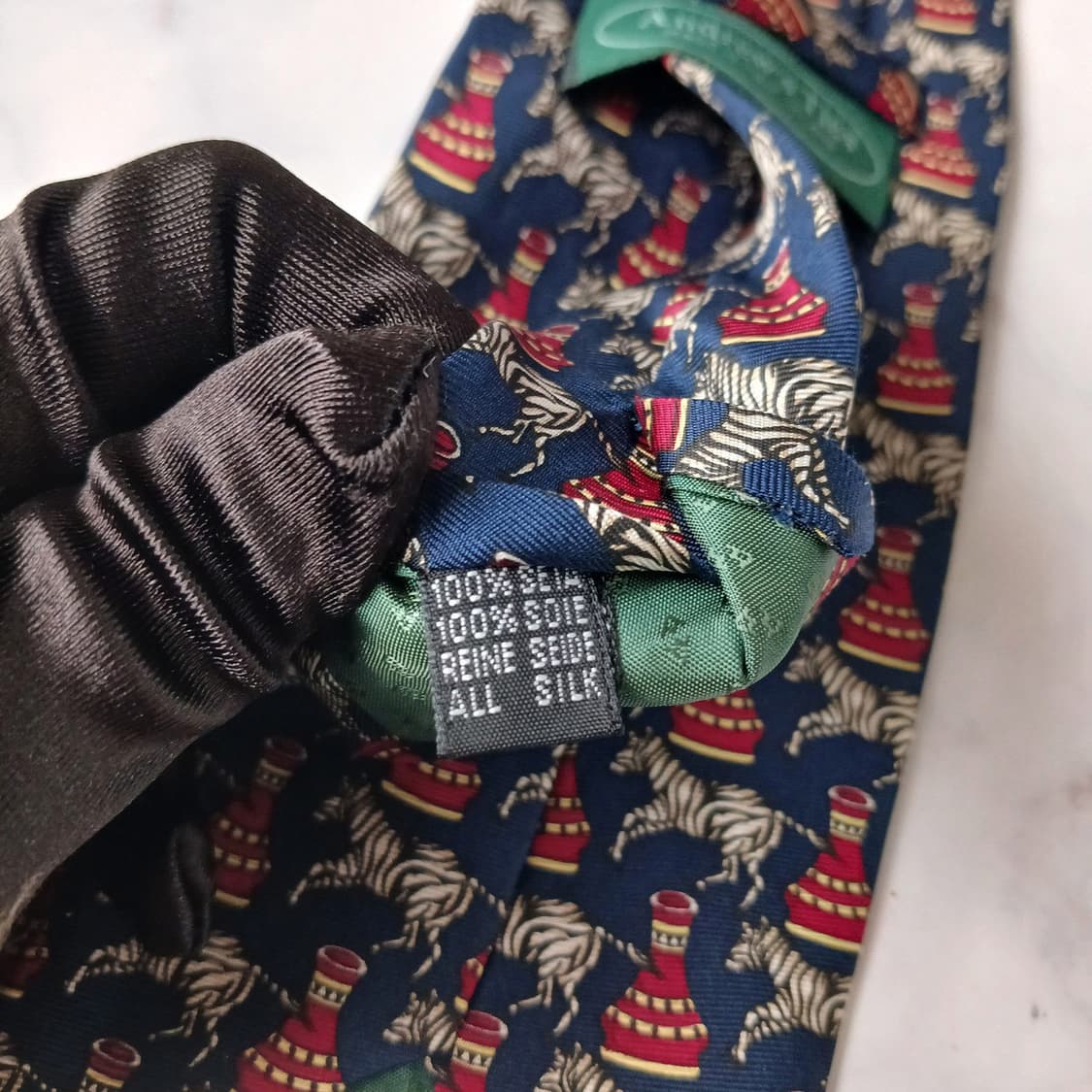 앤드류스타이 네이비 얼룩말 모티브 넥타이 9.4cm B등급 E976
 상품이미지6