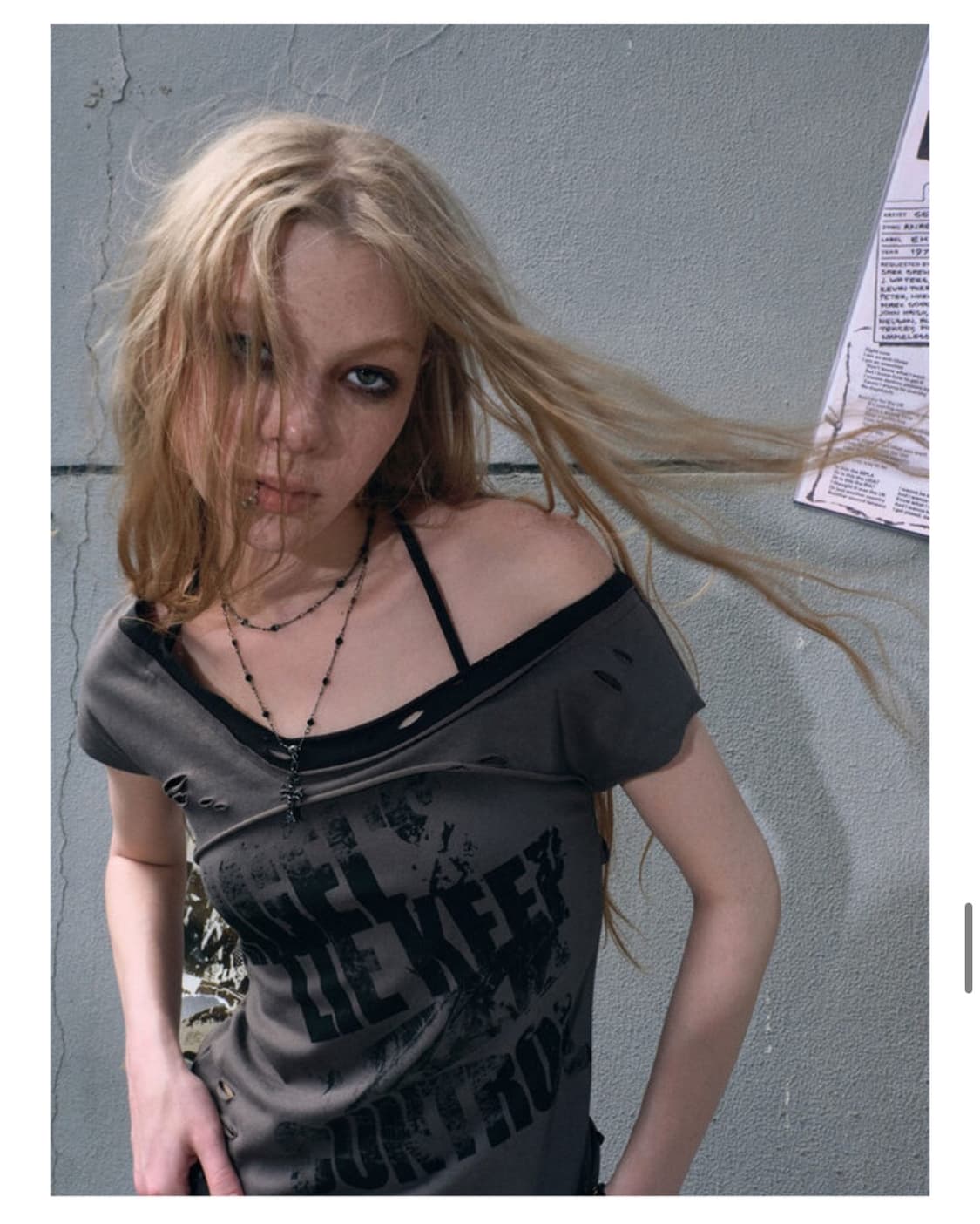 Cest Nous 그래피티 오프숄더 반팔 티셔츠 카키 상품이미지1