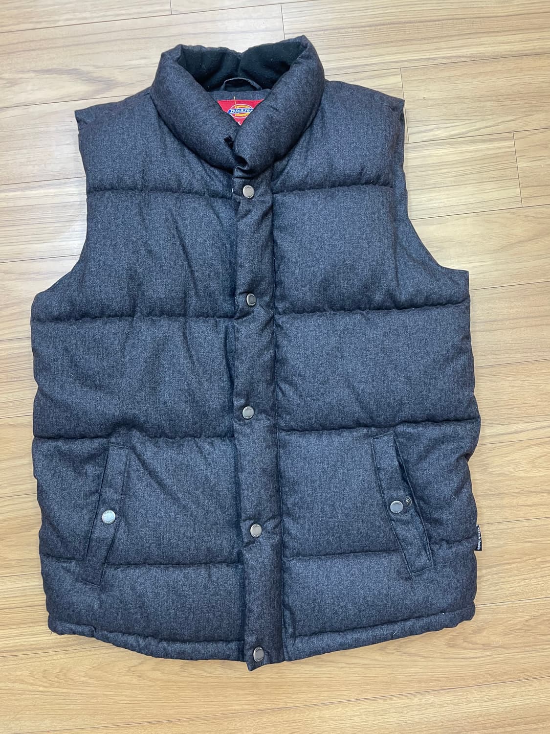 딕키즈 패딩 조끼 S 사이즈입니다. 차콜과 회색이 섞인 오묘한 색상이 고 상품이미지1