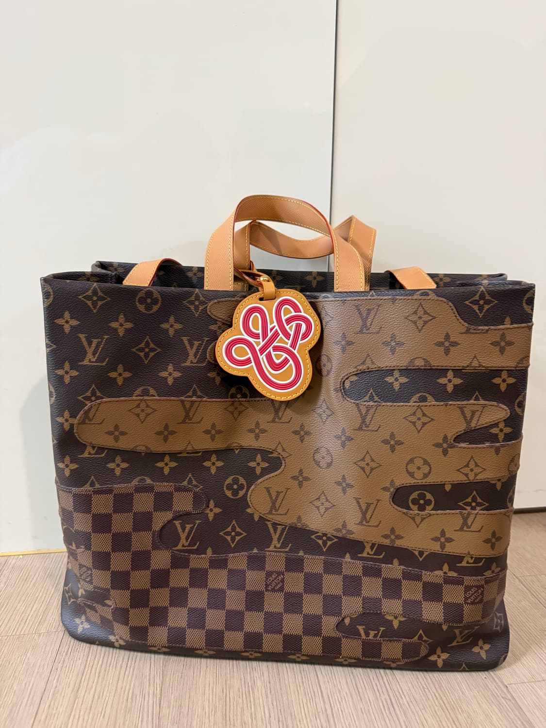 루이비통 쇼퍼 토트백 MM 브라운 / 퍼렐 니고 콜라보 상품이미지6