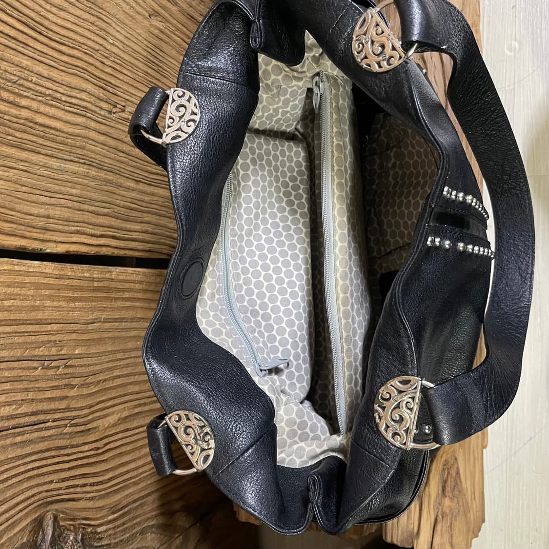 Brighton 블랙 가죽 스터드 숄더백 상품이미지7