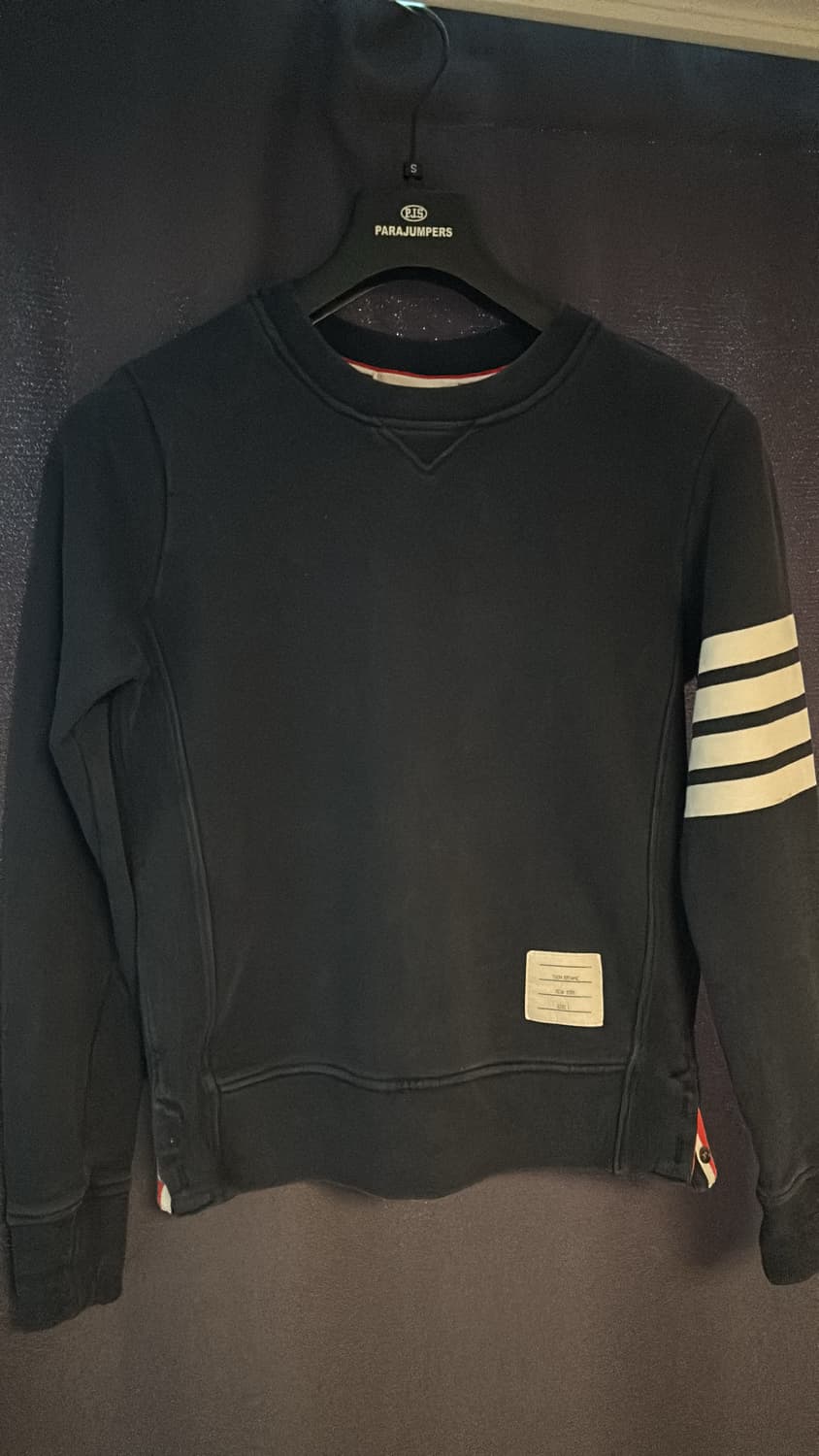 톰브라운 4선 완장 자수 맨투맨 네이비 상품이미지2