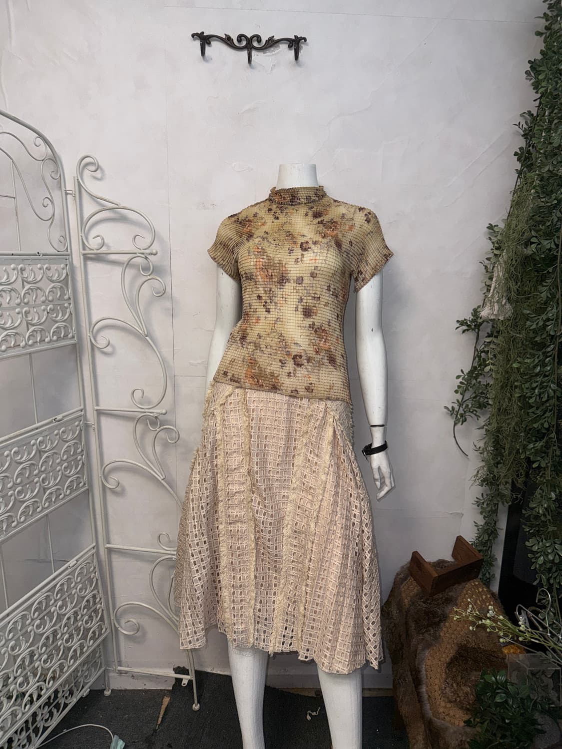 Beige vintage flower stretch pleats t 상품이미지2