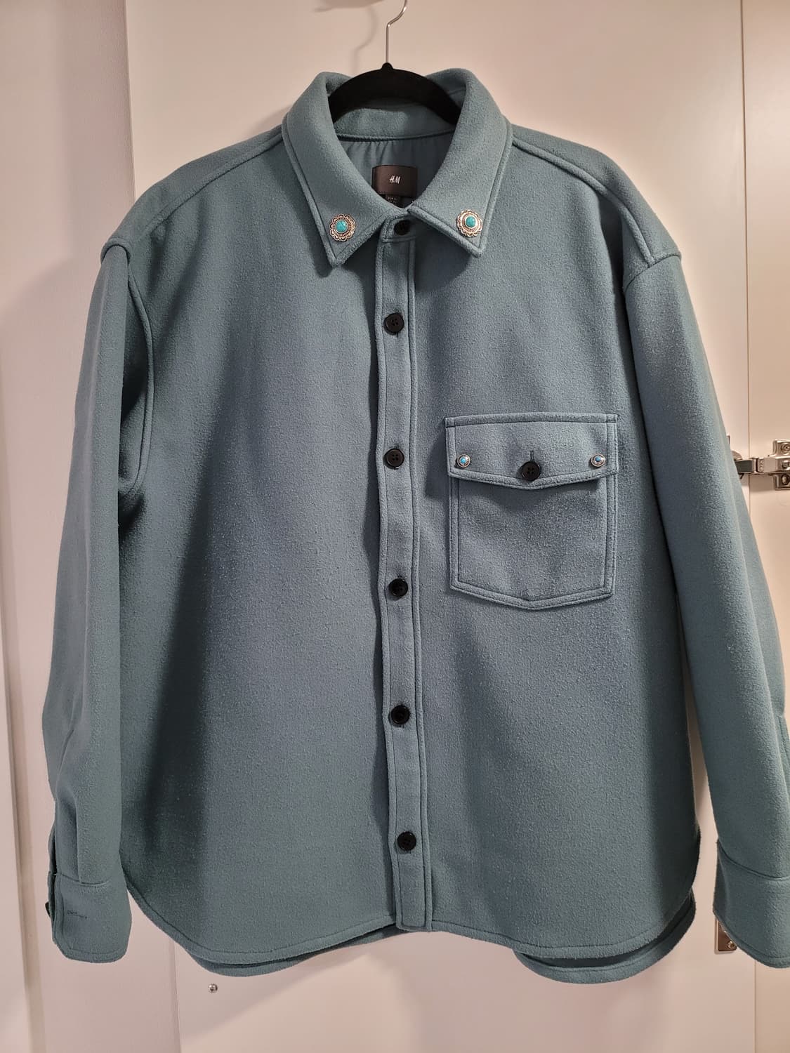 🏷️ 웨스턴 무드와 여유로운 실루엣 – H&M 콘초 디테일 오버셔츠  상품이미지1