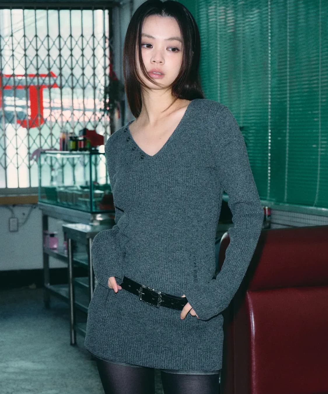 헬레네파리스 데미지드 브이넥 리브드 니트 원피스 [차콜] 상품이미지1