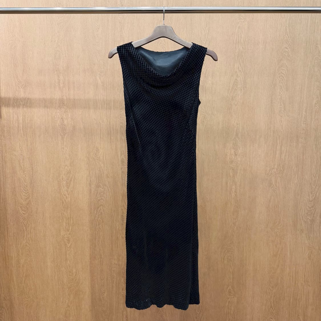 앤클라인 슬리브리스 롱 원피스 드레이프 넥 도트 벨벳 텍스처 디테일 블랙 상품이미지2