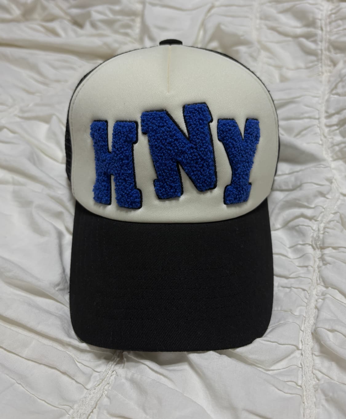 허니스쿱하우스 HNY 로고 트러커 캡 블랙 상품이미지1