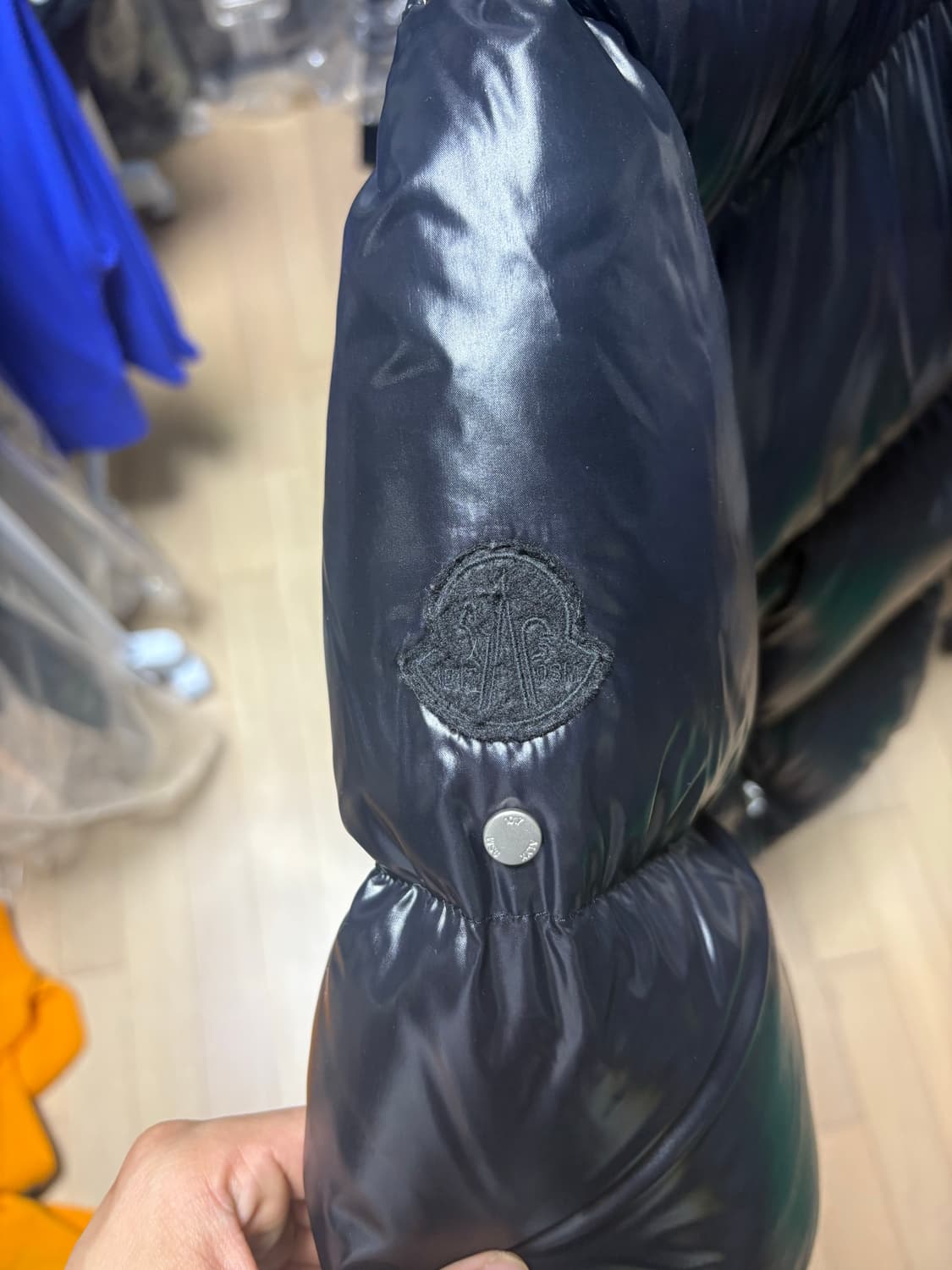 몽클레어 알릭스 알몬디 쇼트 다운 자켓 샤이니 블랙 상품이미지3