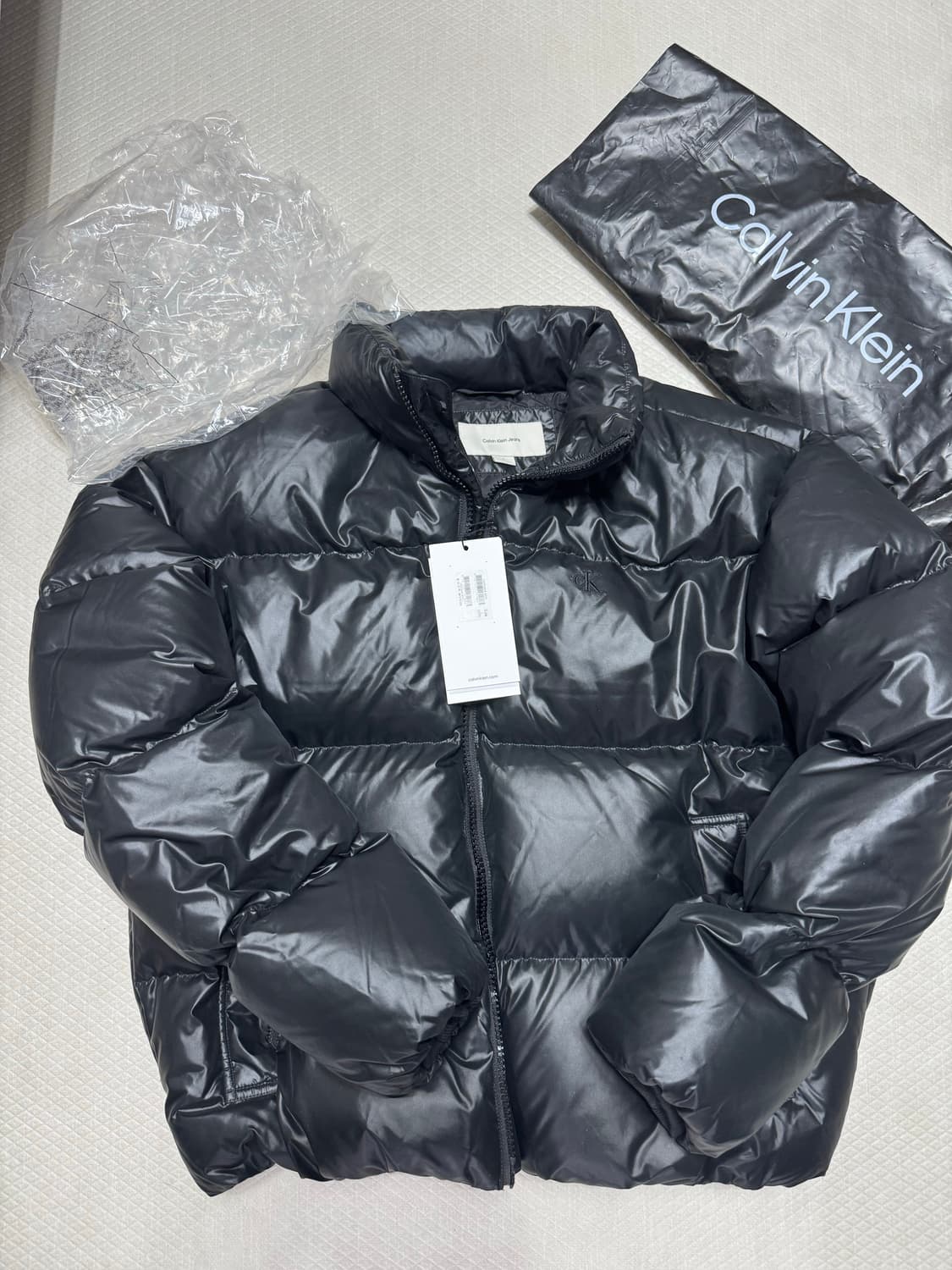 켈빈클라인 글로시 블랙 숏패딩 (L) 상품이미지4