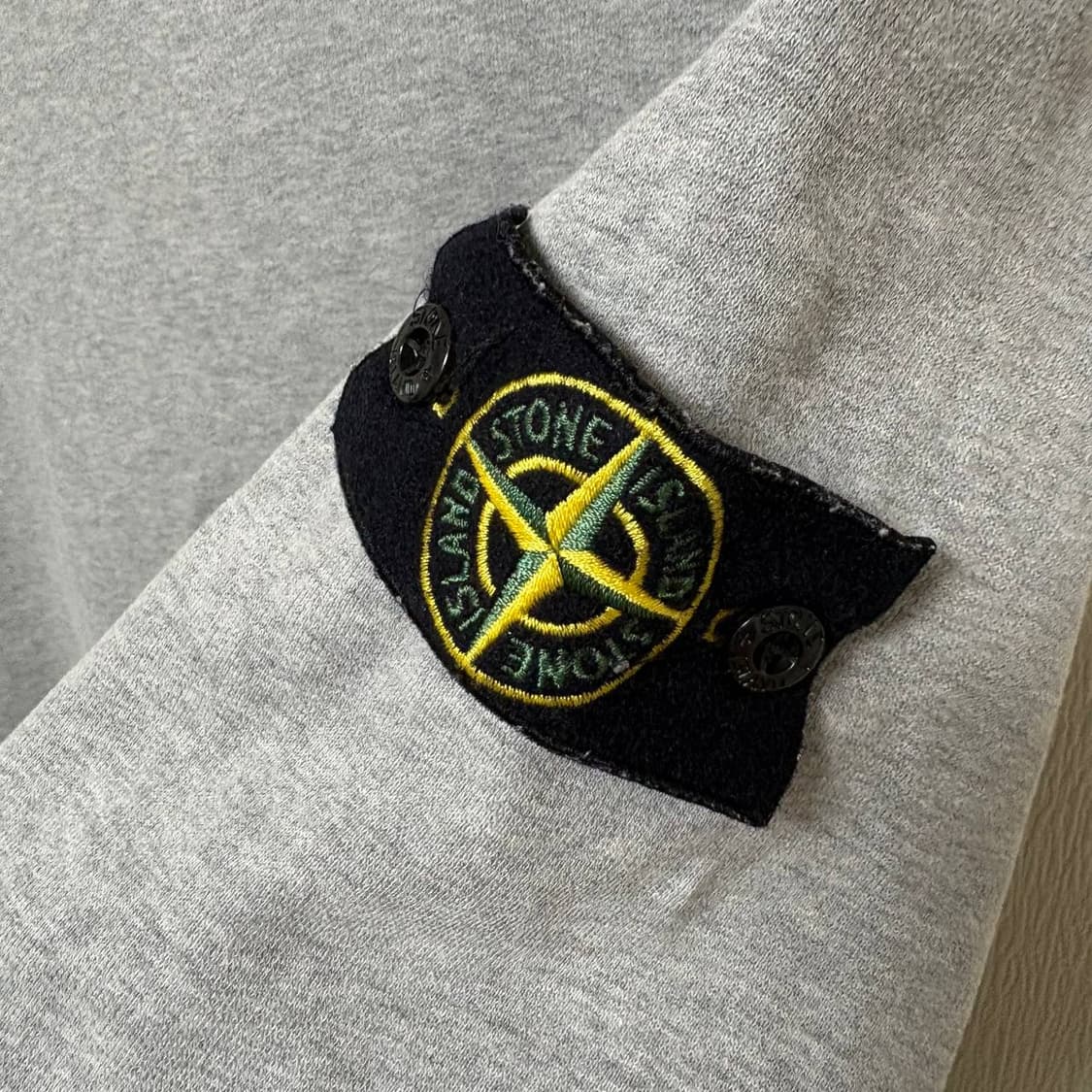 [L] 스톤아일랜드 맨투맨 그레이 상품이미지2