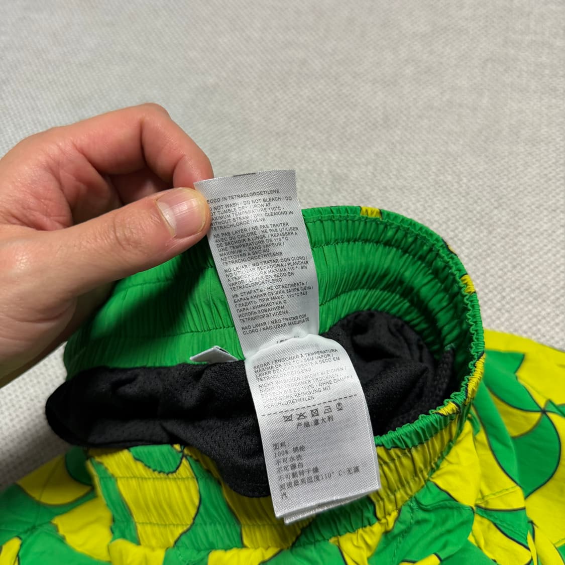 보테가 베네타 웨이비 트라이앵글 패턴 퀼팅 스윔팬츠 상품이미지3