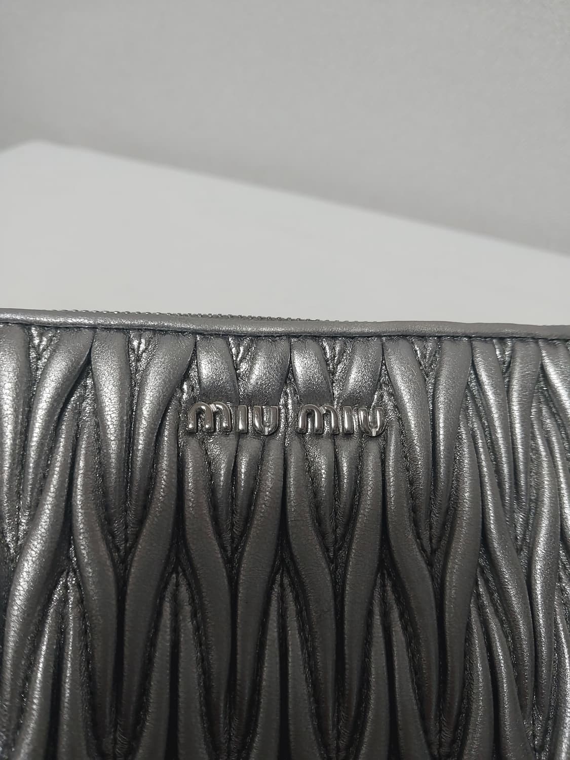 정품 미우미우 마테라쎄 클러치 실버 상품이미지2