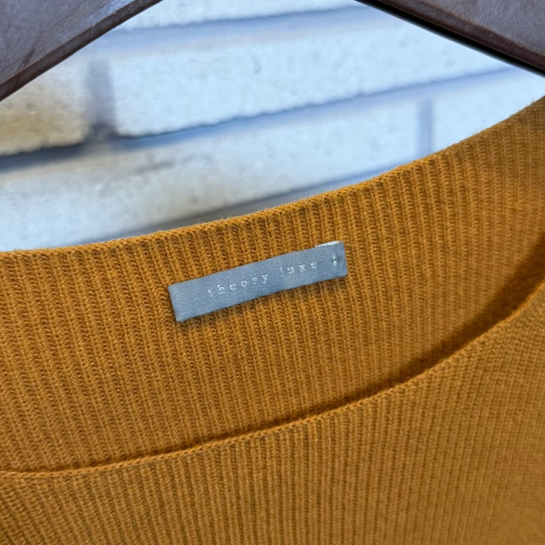 띠어리 보트넥 골지니트 드롭숄더 와이드 시보리 디테일 머스타드 상품이미지7