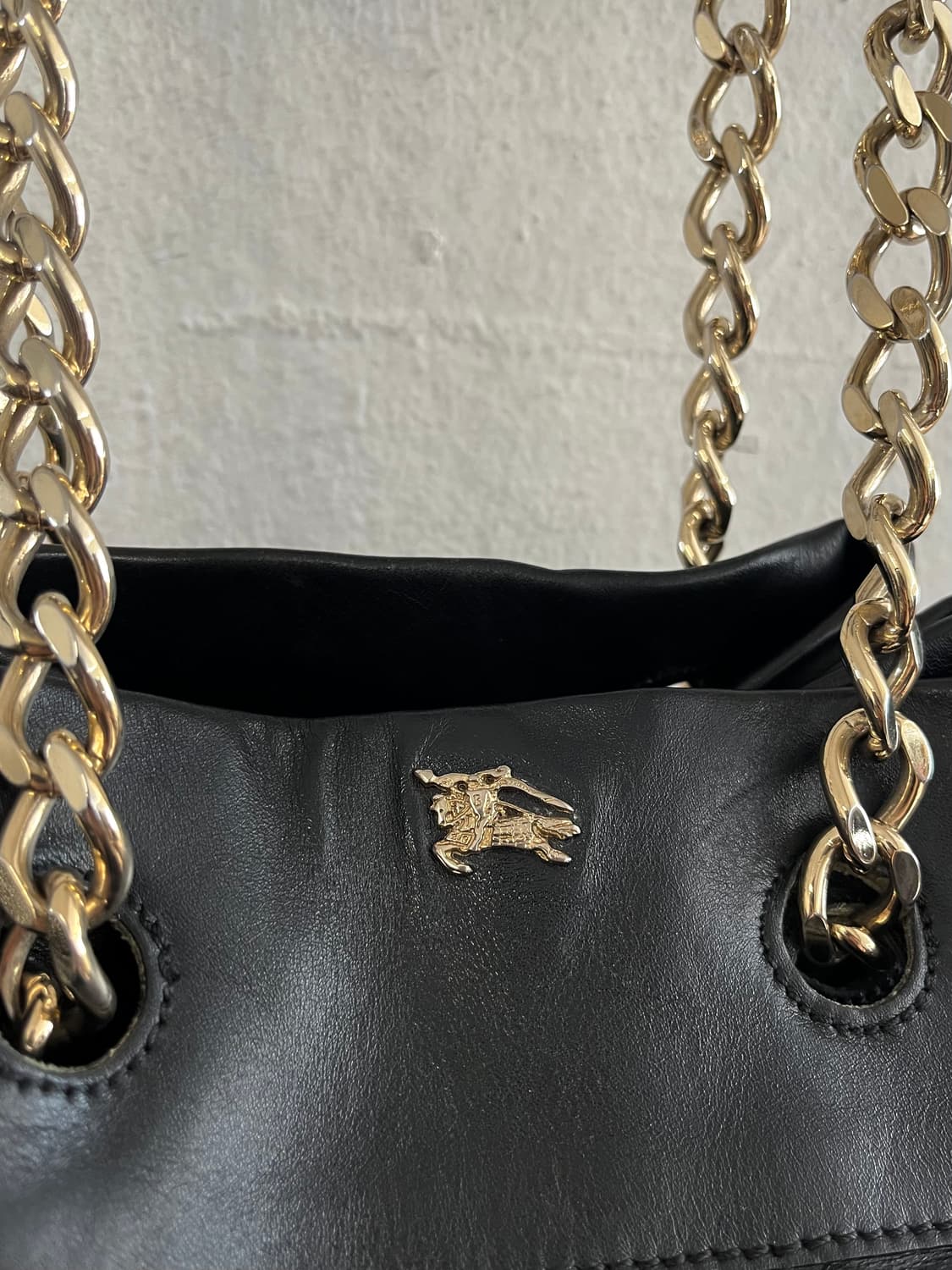 버버리 프로섬 퀄팅 레더 체인 버킷백 상품이미지3