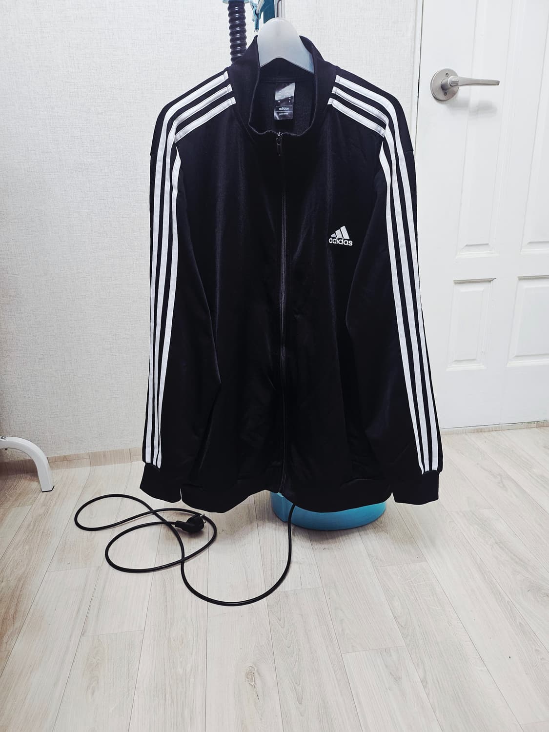 (120)4XL ☆24년신형☆ 아디다스 에센셜 3st [검흰] 트랙탑져지 상품이미지1