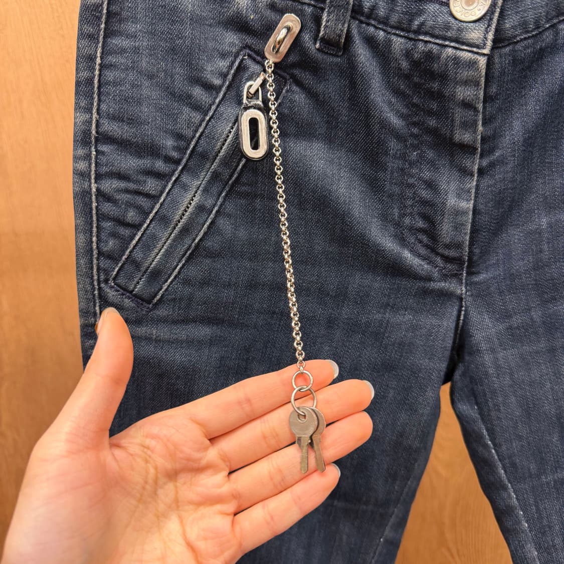 돌체앤가바나 워싱 데님 팬츠 슬림핏 지퍼 포켓 사이드 체인 디테일 흑청 상품이미지6