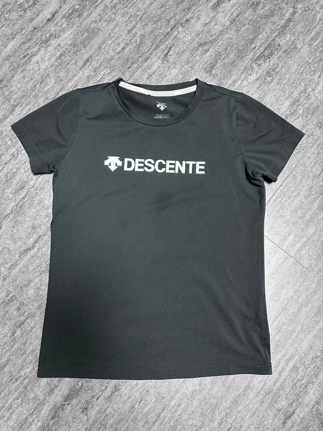 데상트 블랙 기능성 티셔츠 90 상품이미지1