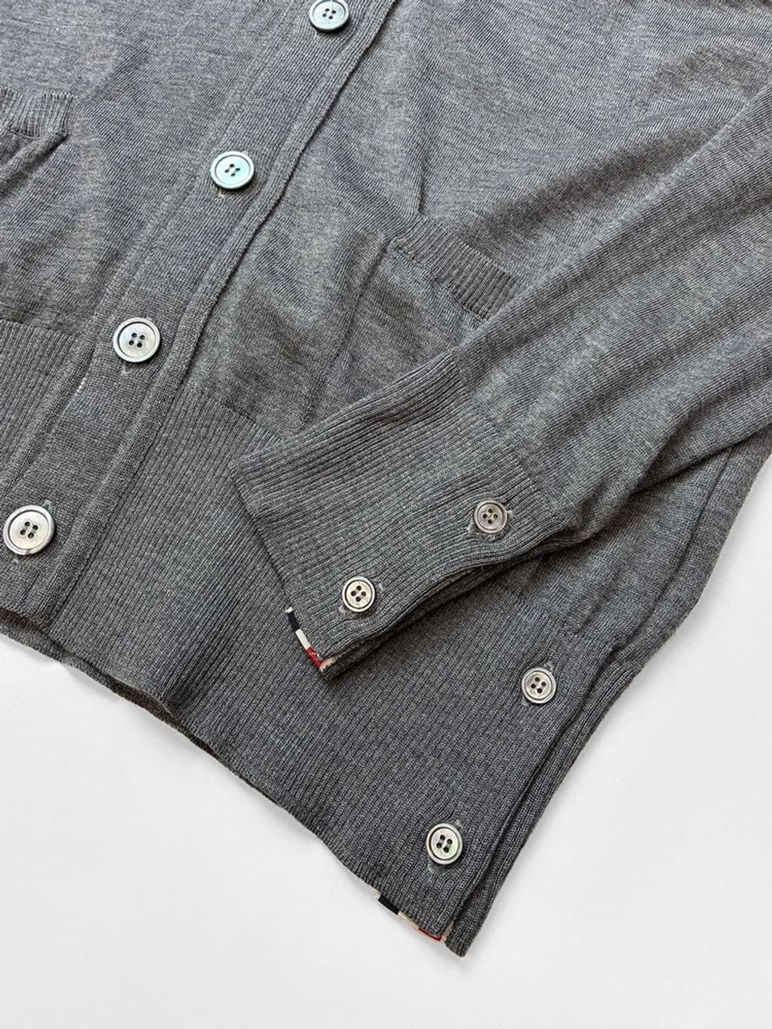 톰브라운 시그니처 사선 완장 V넥 울 니트 가디건 PN5233 상품이미지4