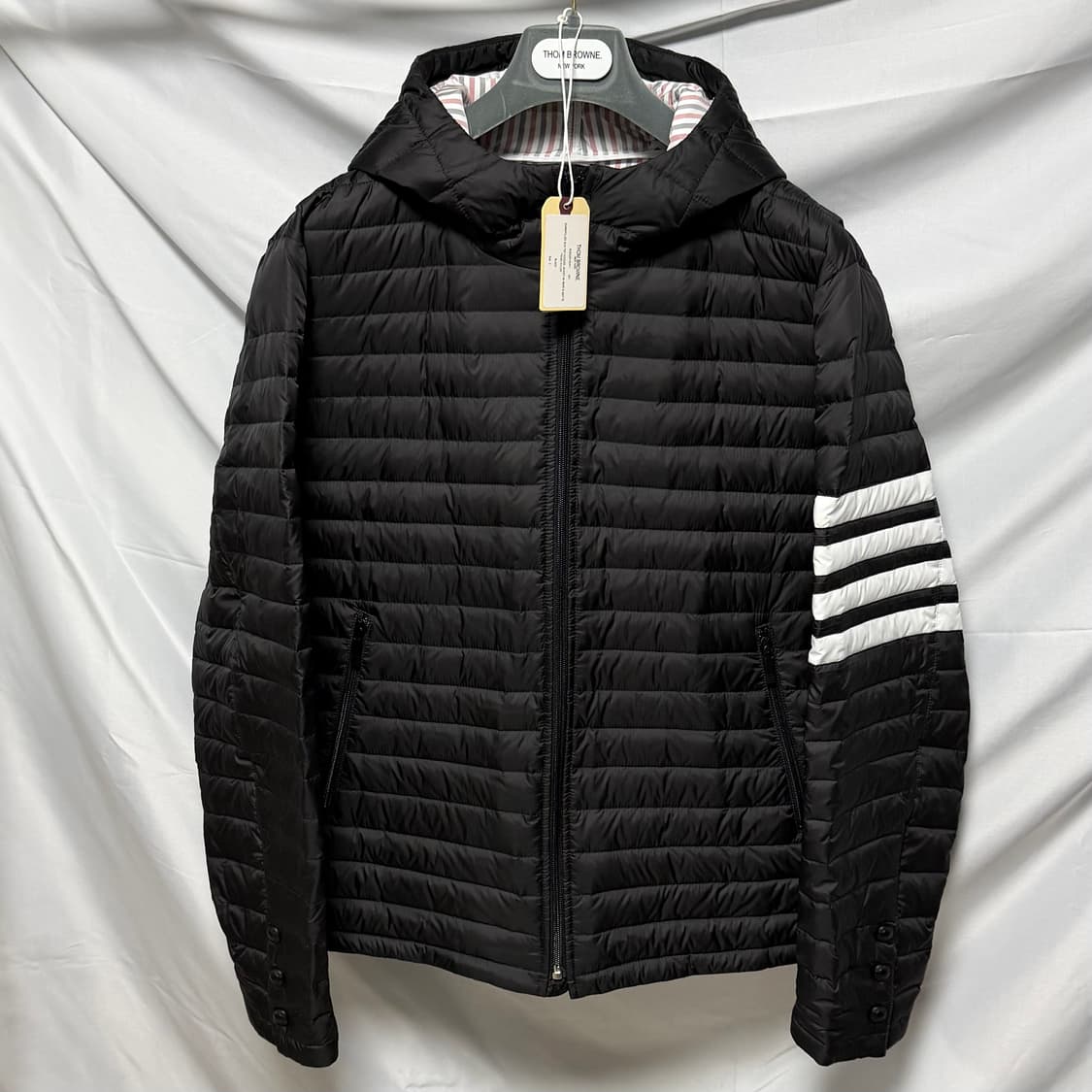 [새상품/선물가능] 24FW 톰브라운 사선완장 후드 경량패딩 블랙 상품이미지1