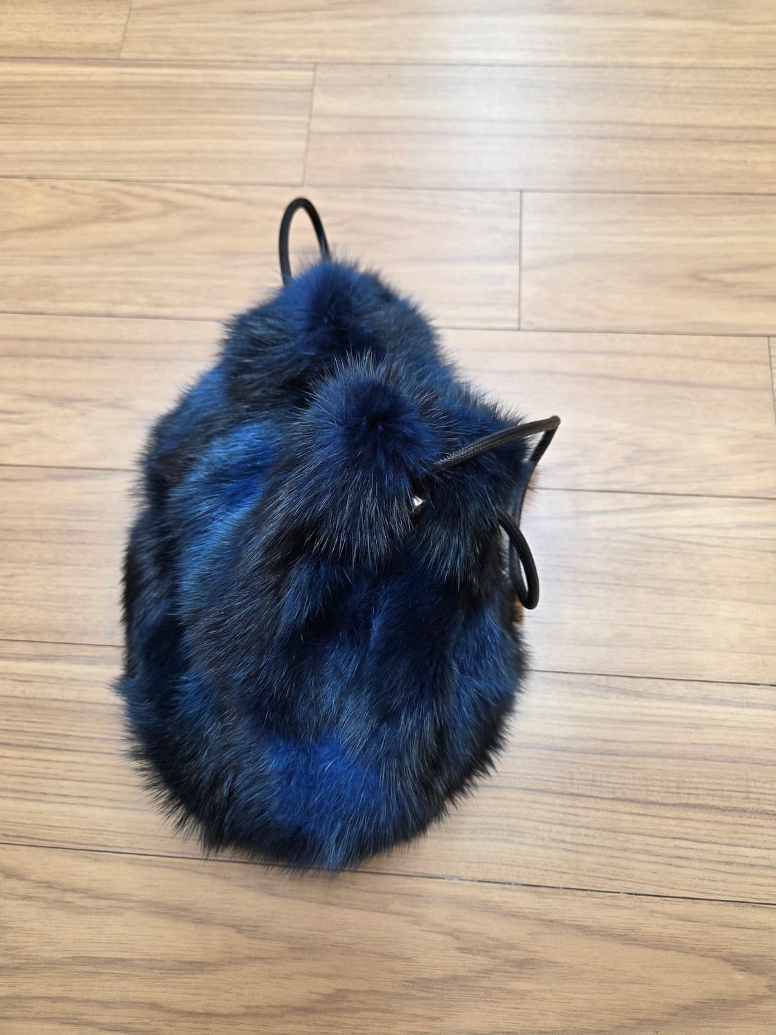 파란색과 검은색 털이 섞여 오묘한 색감을 내는 폭스 퍼 복주머니 가방입니 상품이미지4
