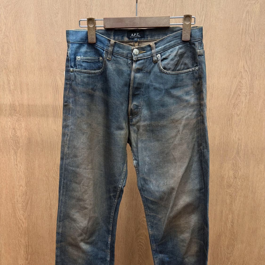 아페쎄 스트레이트핏 더티워싱 데님 팬츠 백포켓 로고 단추 디테일 진청 상품이미지4