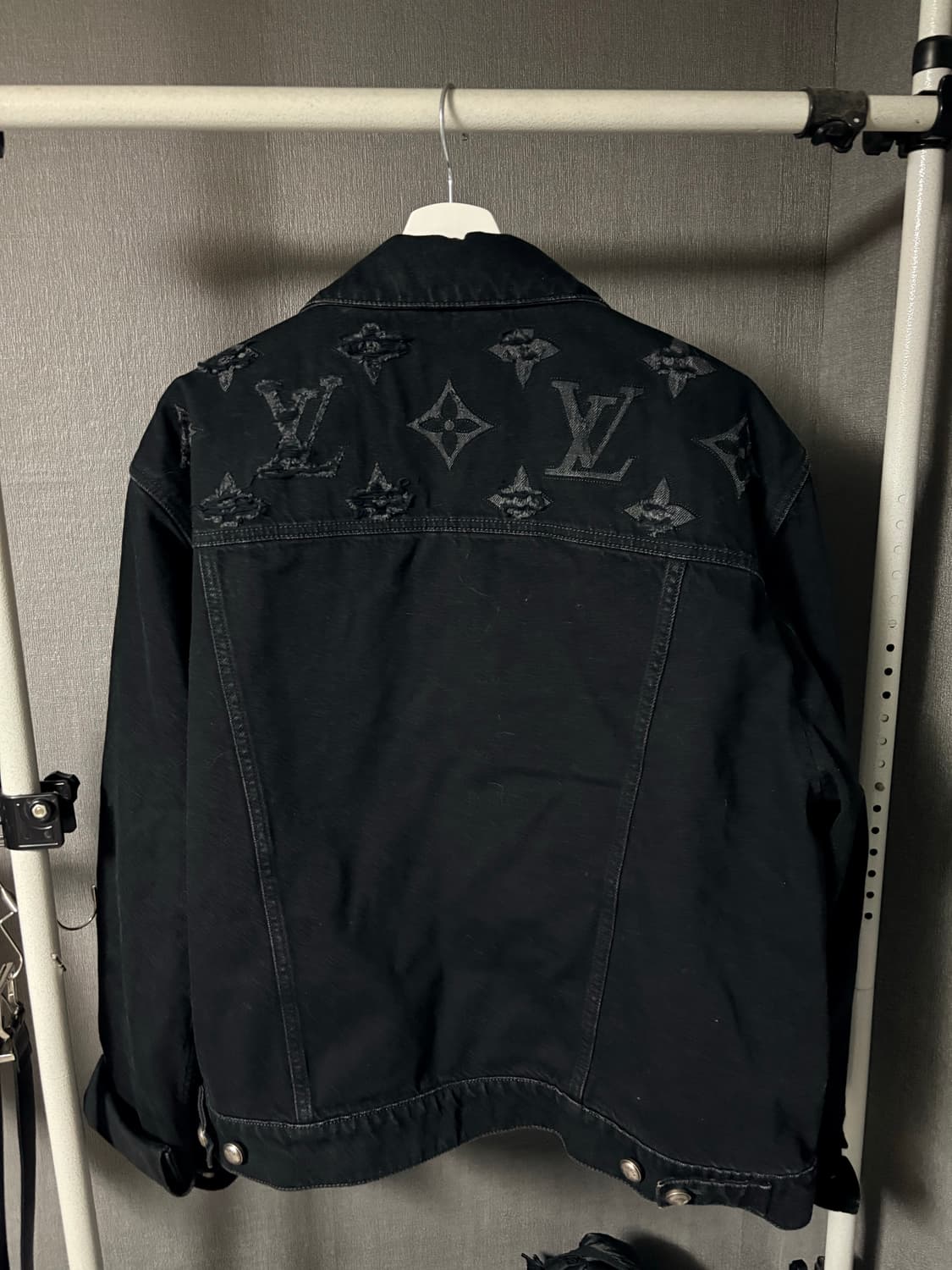 26년 신형 루이비통 모노그램 데님 트러커 디스트로이 자켓 54 상품이미지3