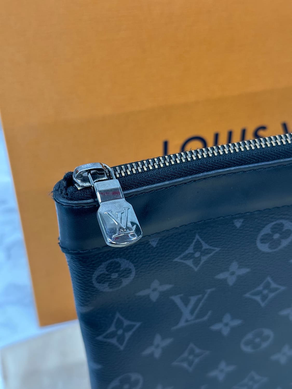 루이비통 이클립스 모노그램 레더 클러치 상품이미지8