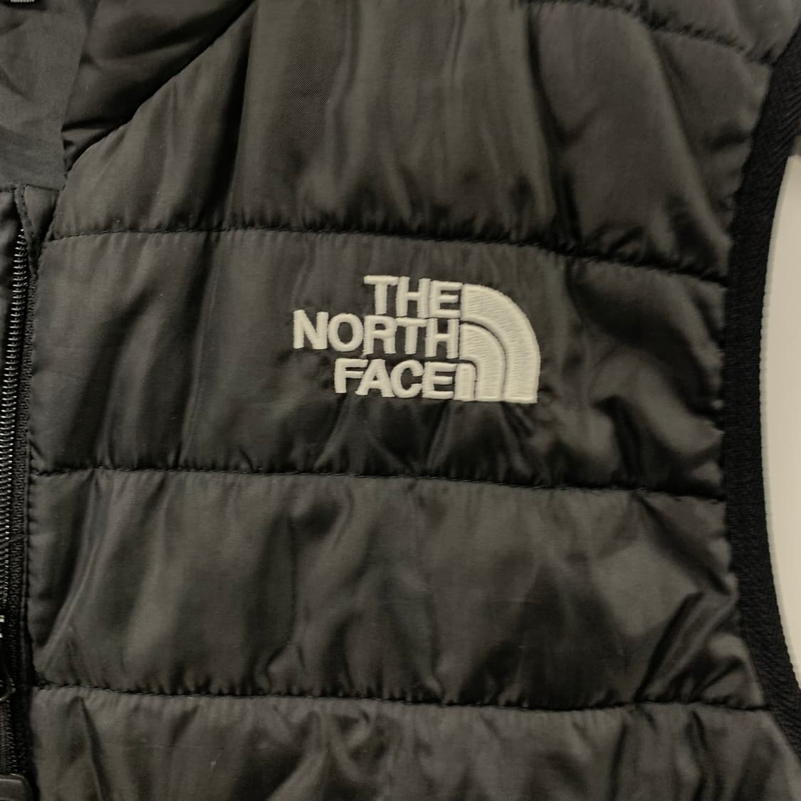 노스페이스 블랙 경량 조끼 패딩 상품이미지4
