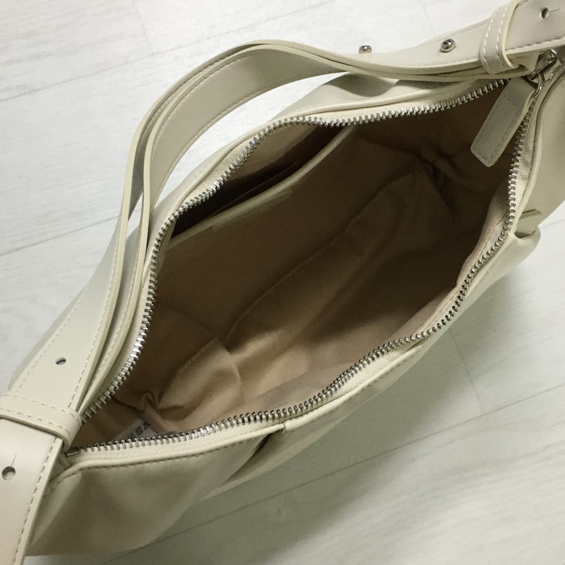 오브히 로에브 호보백 아이보리 상품이미지10