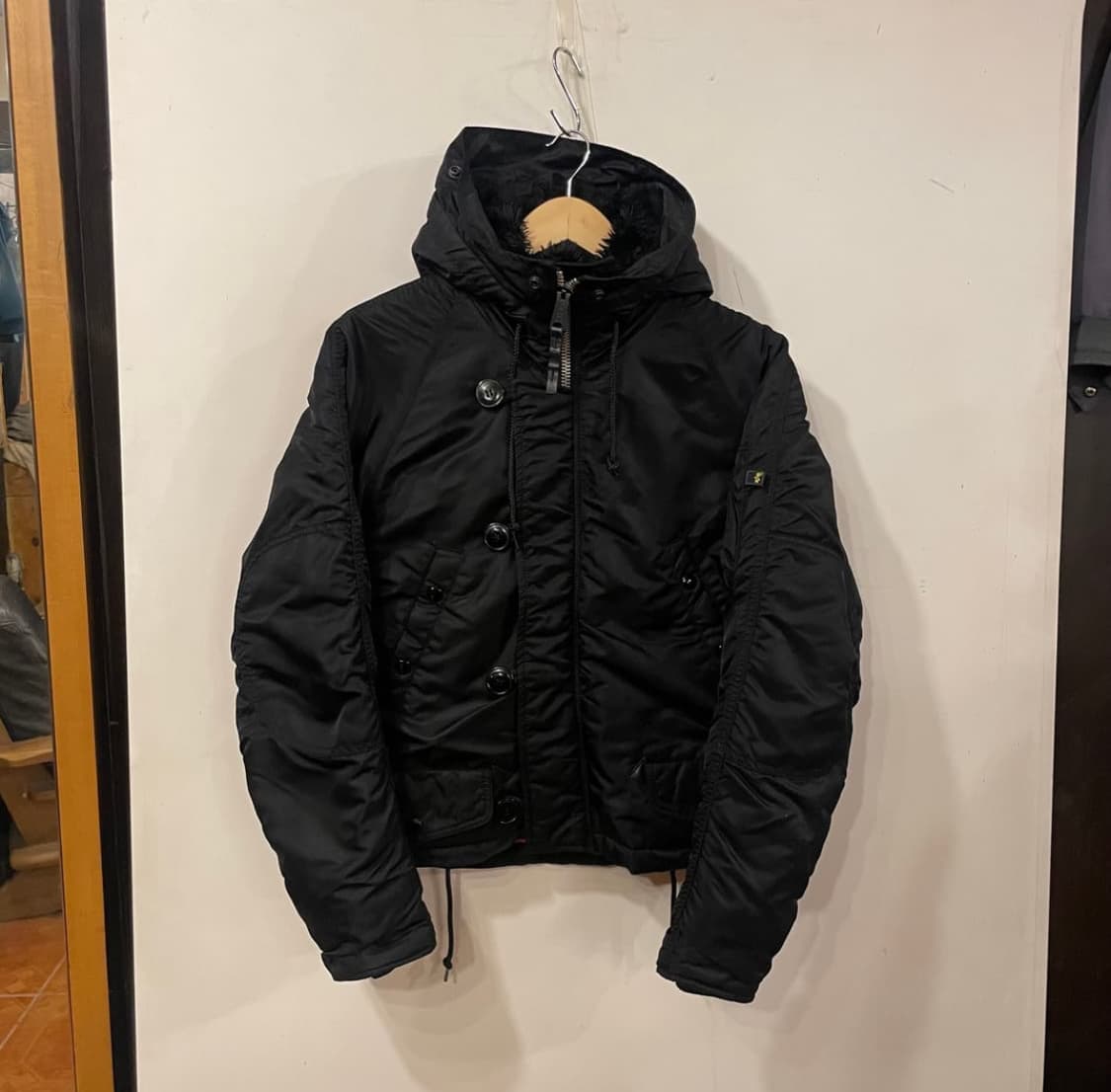 알파인더스트리 크롭 봄버 상품이미지1