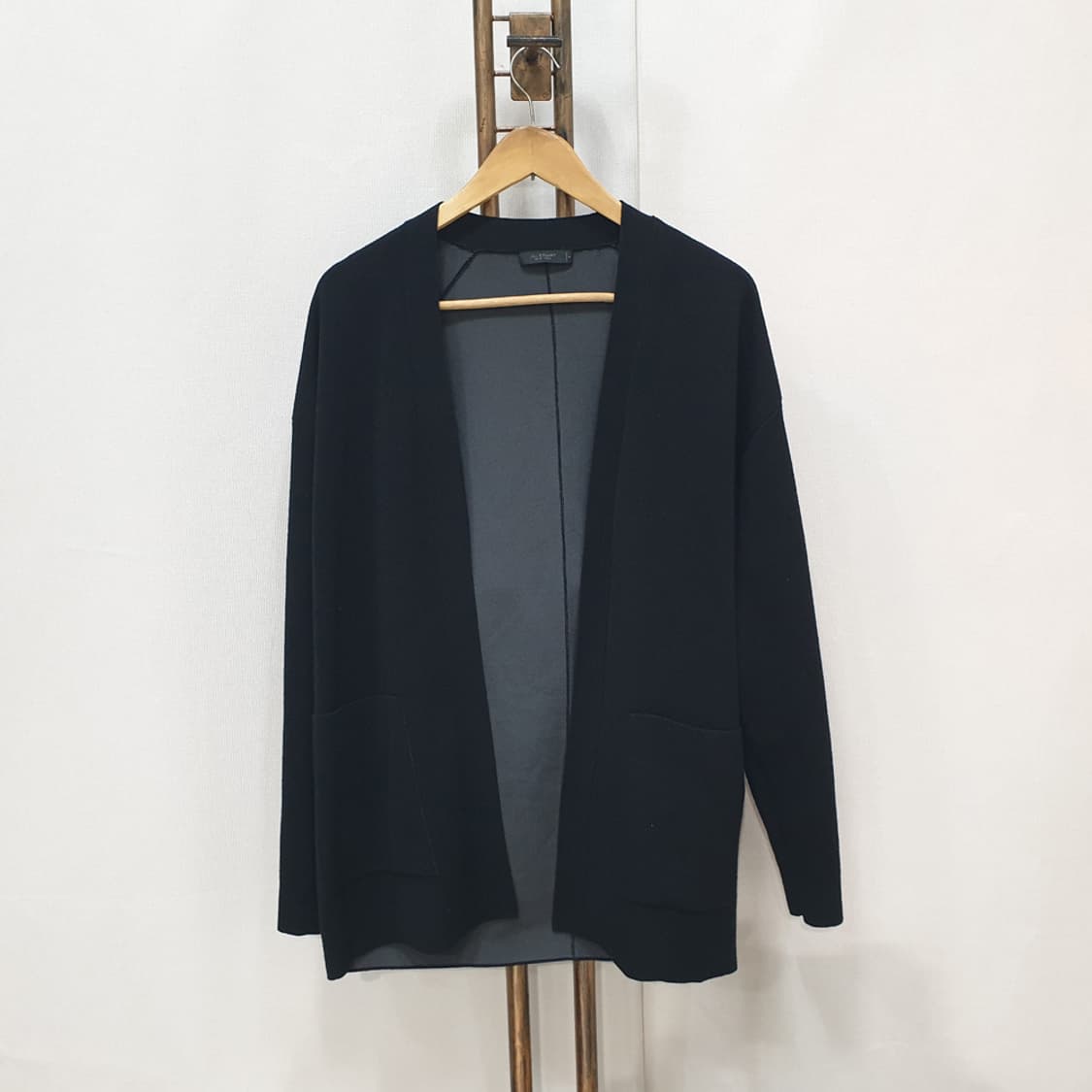 질스튜어트뉴욕 맨 블랙 버튼리스 가디건 M 상품이미지1