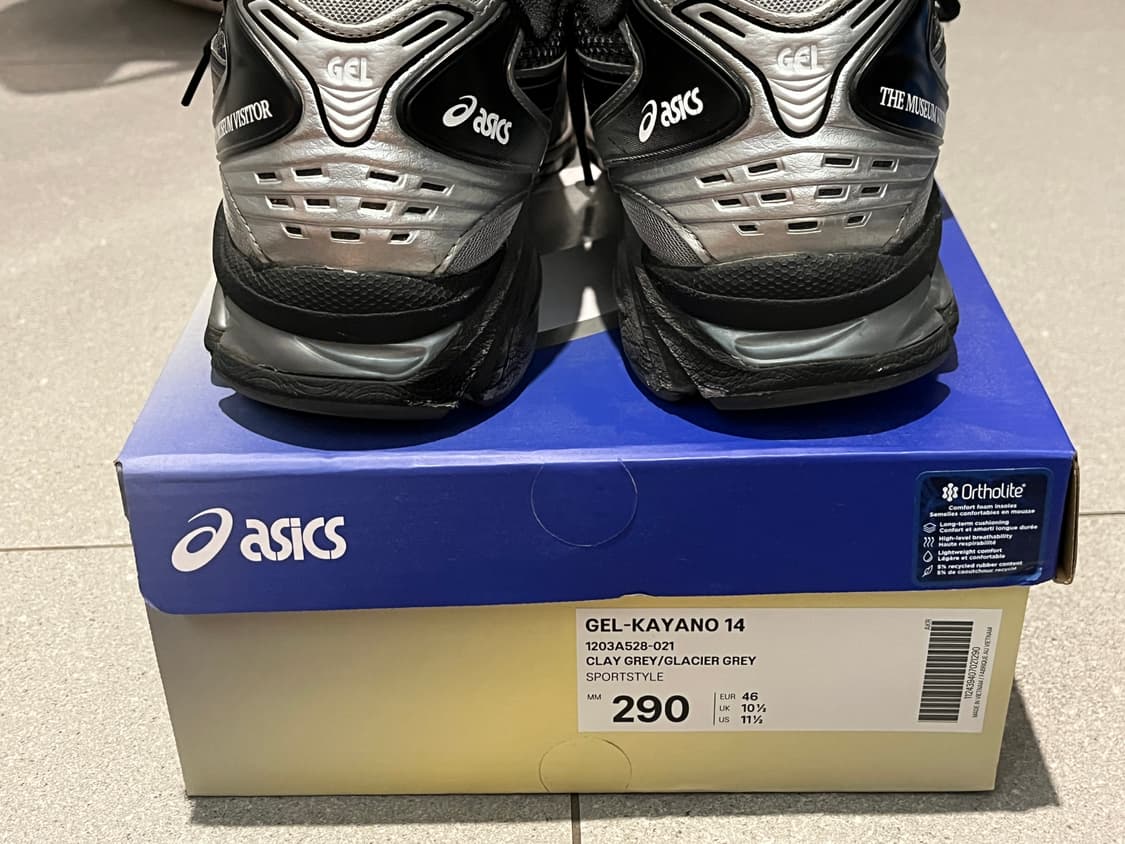 더 뮤지엄 비지터 x 아식스 젤 카야노 14 블랙 클레이 그레이 290 상품이미지3