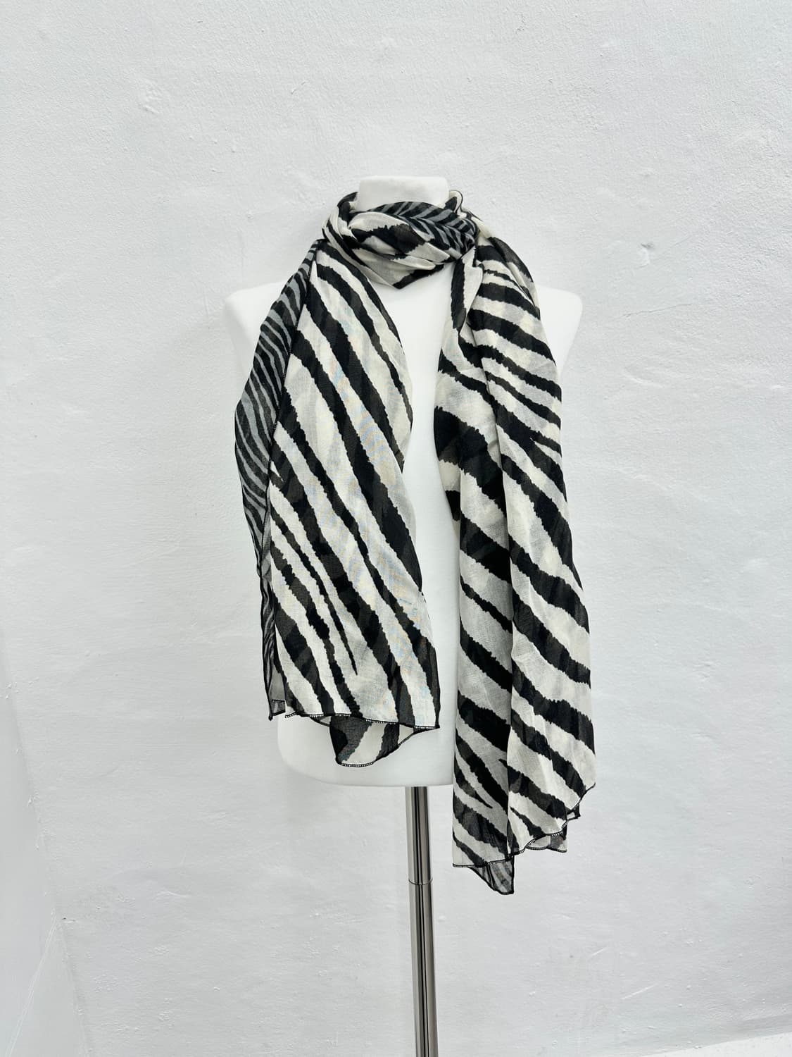 Vintage zebra patterned scarf 상품이미지1