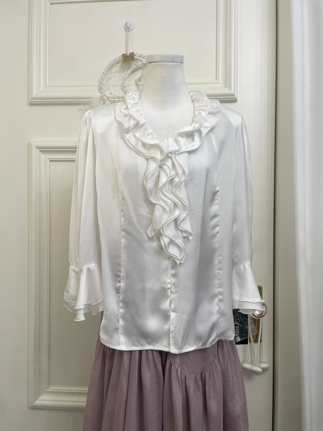 white ruffle point satin blouse 상품이미지1
