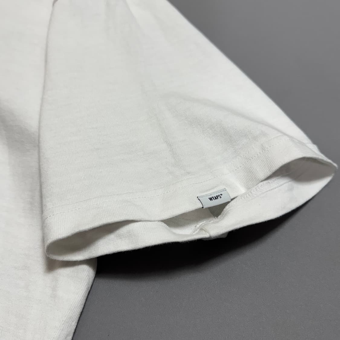 더블탭스(WTAPS) 화이트컬러 닷 사이트 자수 로고 크루넥 반팔 상품이미지5